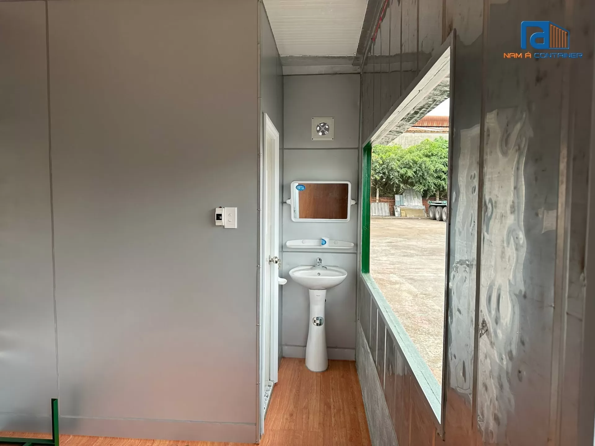 Container văn phòng 20 feet có nhà vệ sinh bên trong