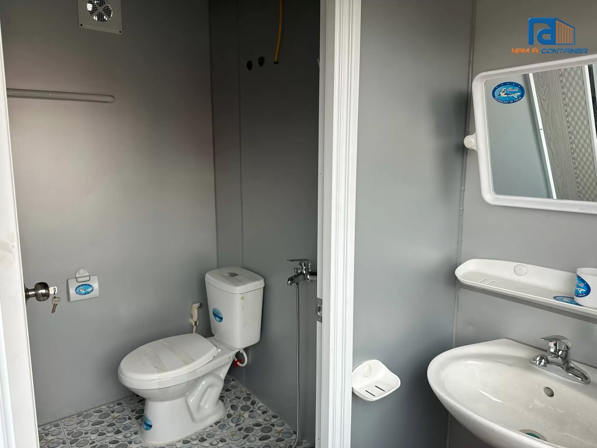 B&ecirc;n trong container vệ sinh
