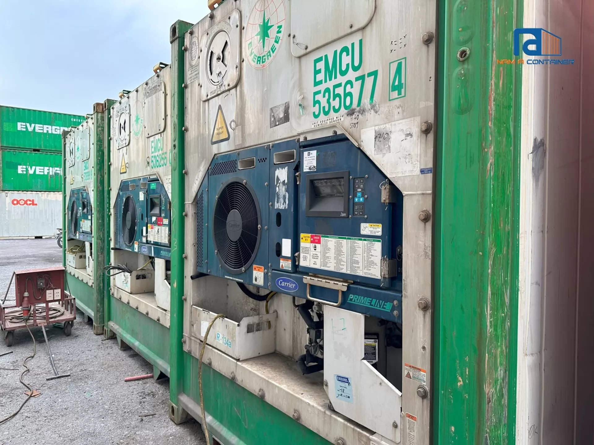 Kiểm tra trực quan cụm m&aacute;y n&eacute;n v&agrave; d&agrave;n tản nhiệt của container lạnh