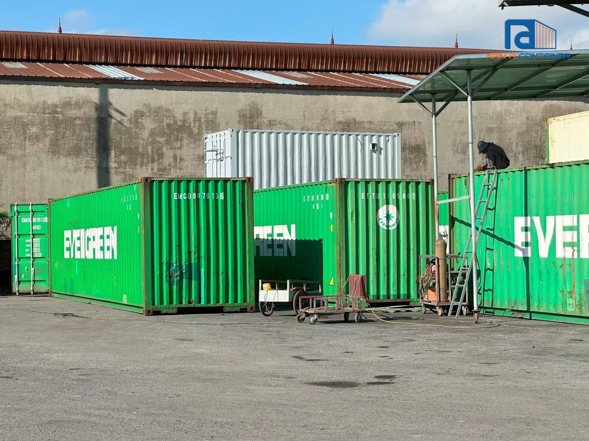 dấu hiệu container cũ c&ograve;n tốt tại b&atilde;i tập kết