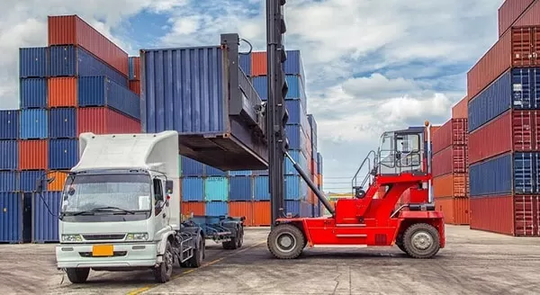 Nâng container lên xe đầu kéo tại bãi ở Hải Phòng