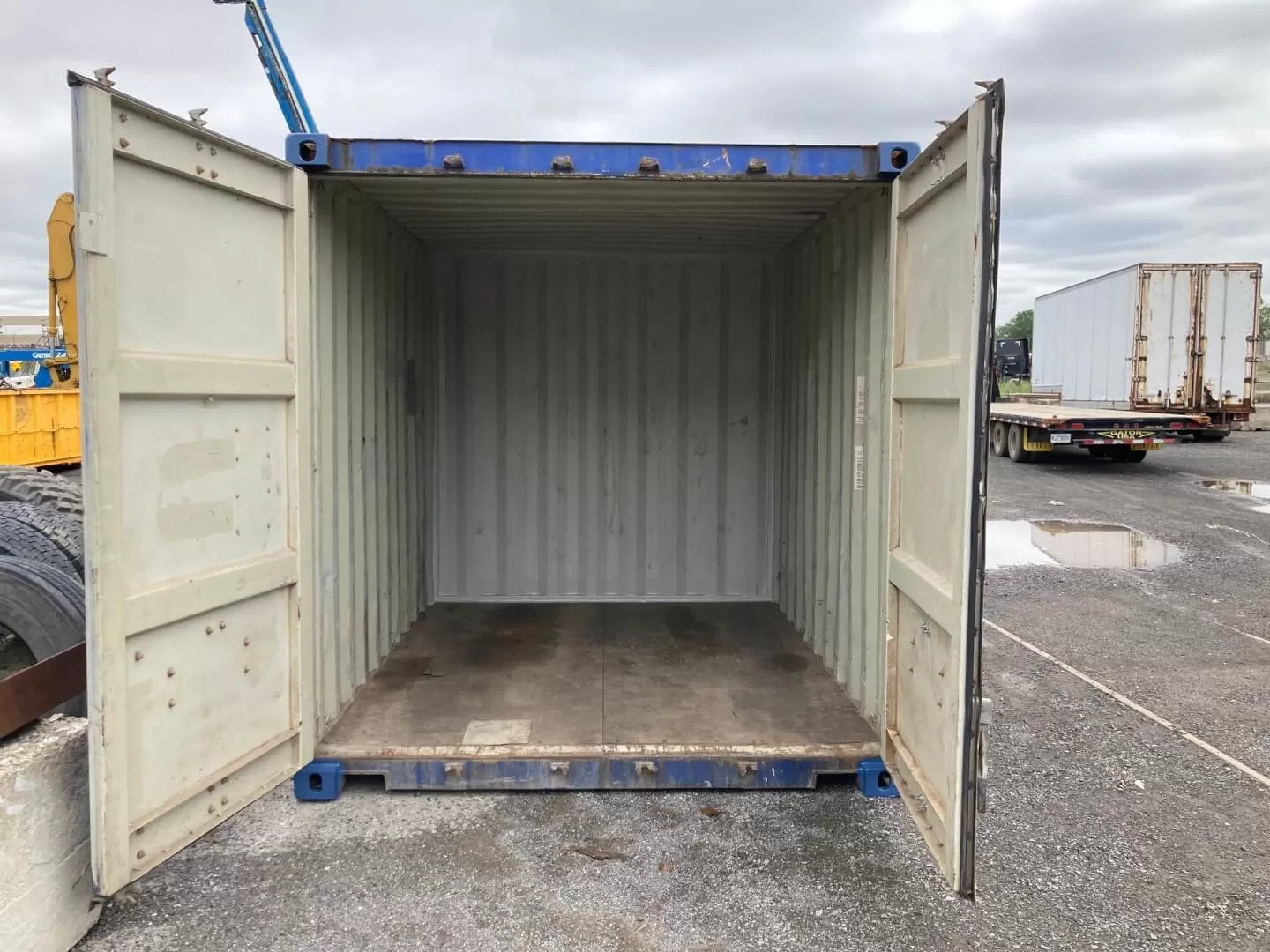 Kh&ocirc;ng gian b&ecirc;n trong container 10 feet với v&aacute;ch th&eacute;p v&agrave; s&agrave;n container.