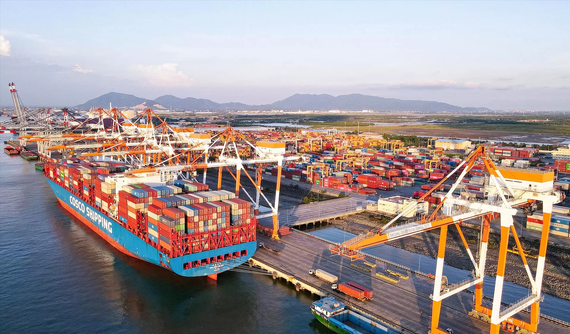 Container cũ được kiểm tra trước khi sử dụng đóng hàng xuất khẩu