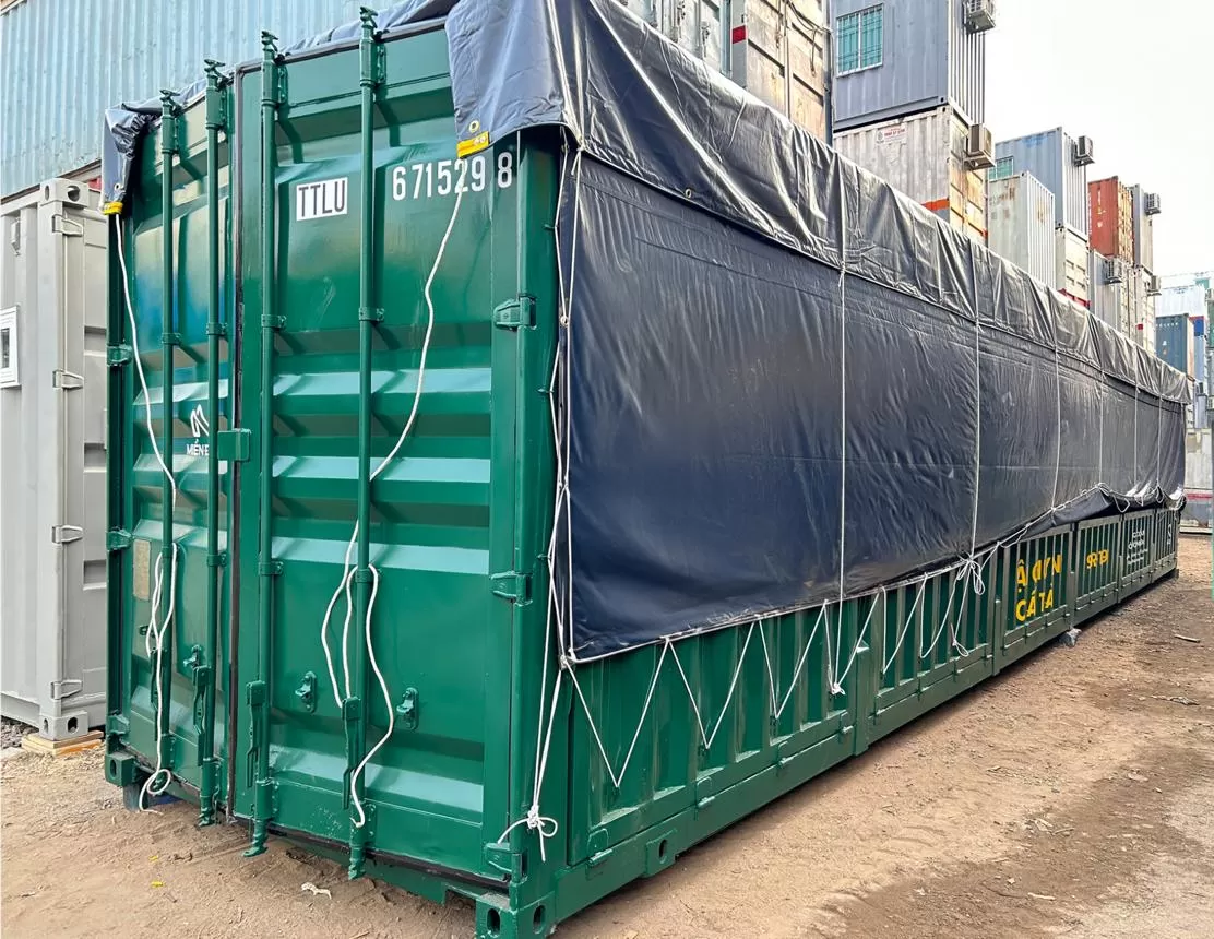 Container Open Top với phần nóc mở tại bãi container