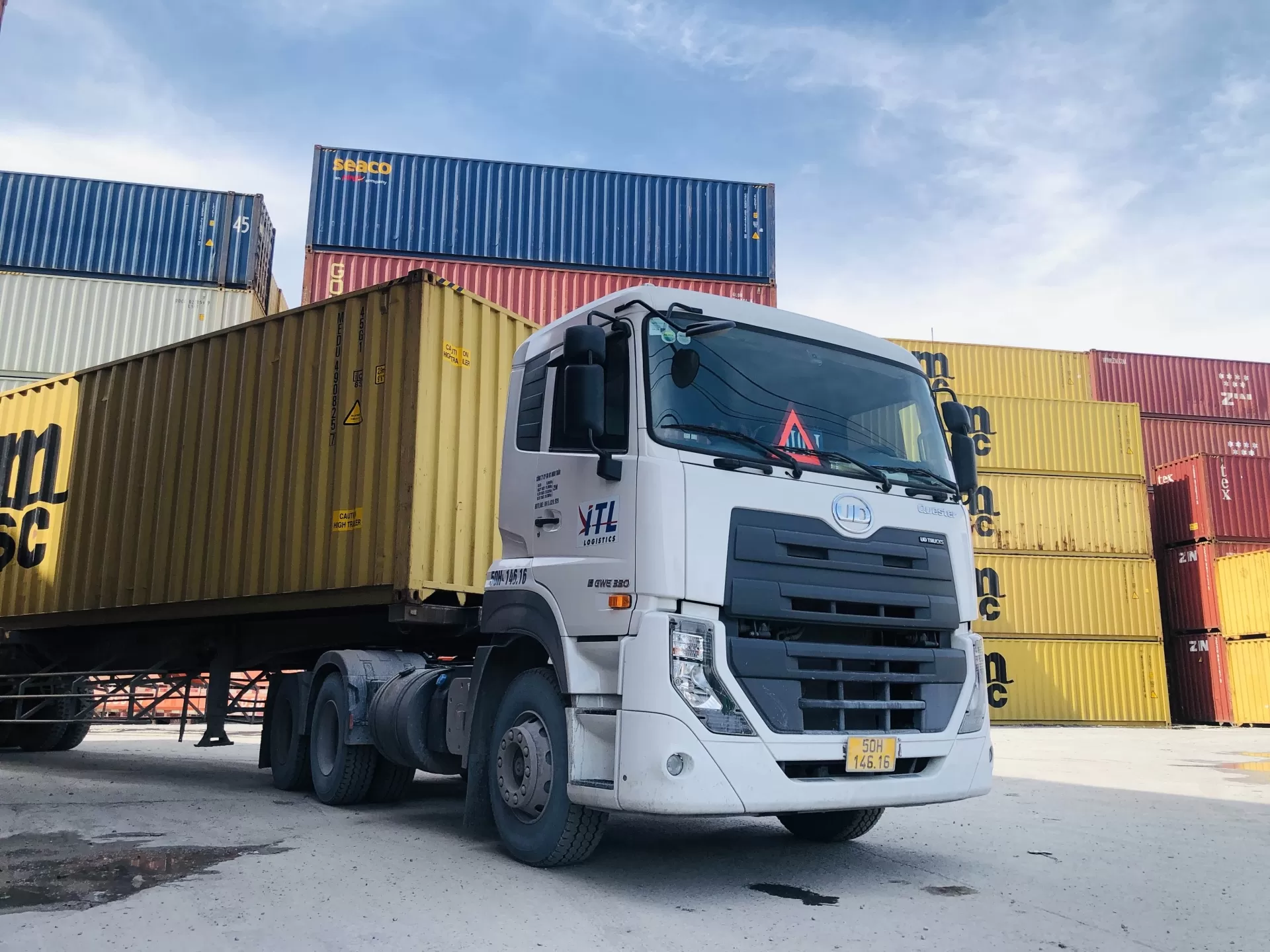 Xe đầu kéo giao container tận nơi cho khách hàng