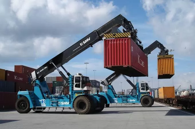 Cẩu hạ container từ xe xuống mặt bằng khách hàng