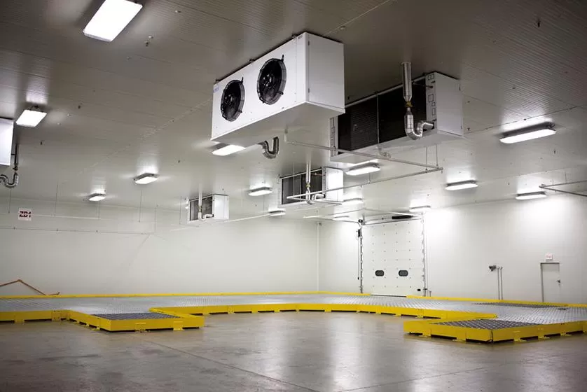 Kho lạnh xây dựng với hệ thống panel cách nhiệt và thiết bị làm lạnh
