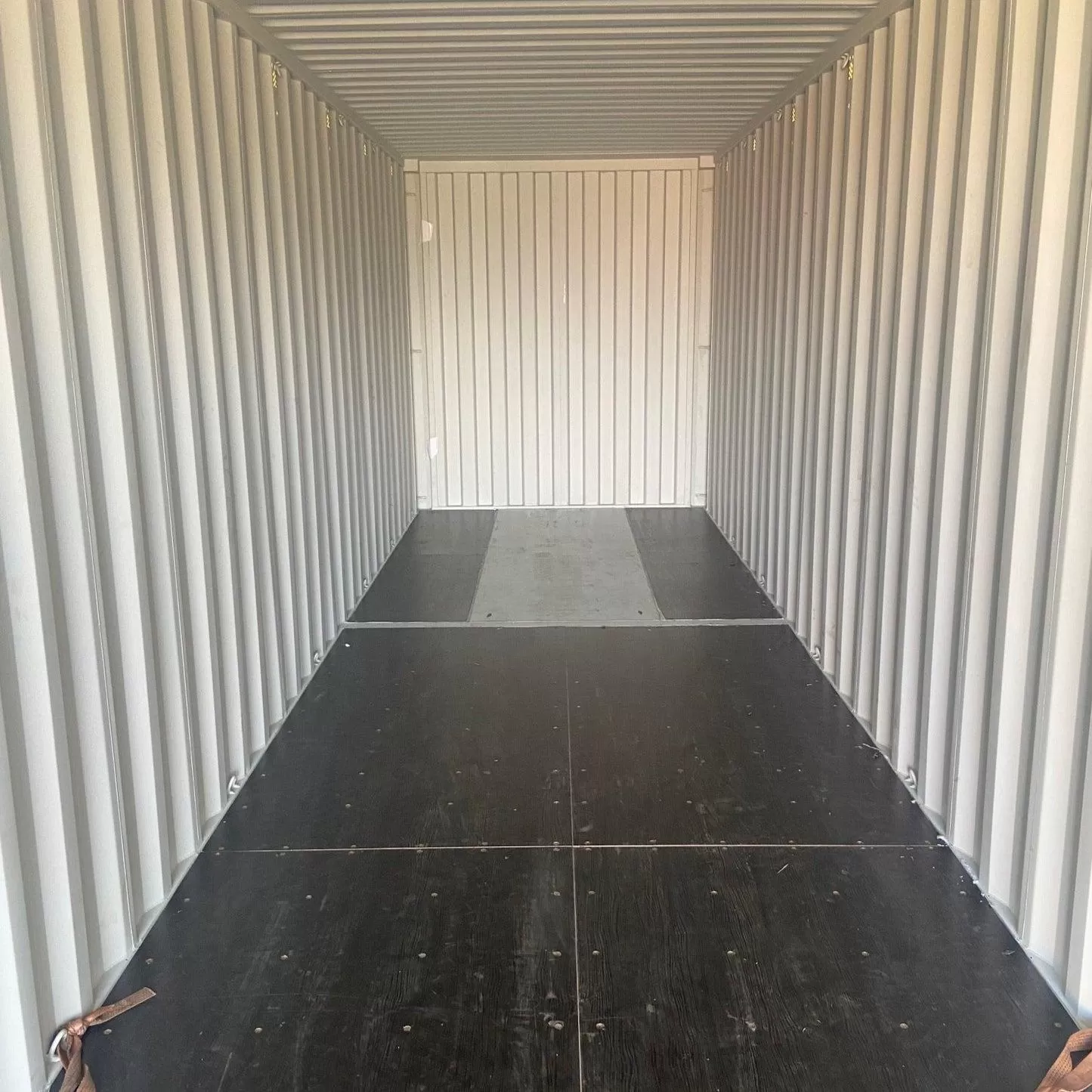 Kh&ocirc;ng gian b&ecirc;n trong container High Cube với chiều cao lớn