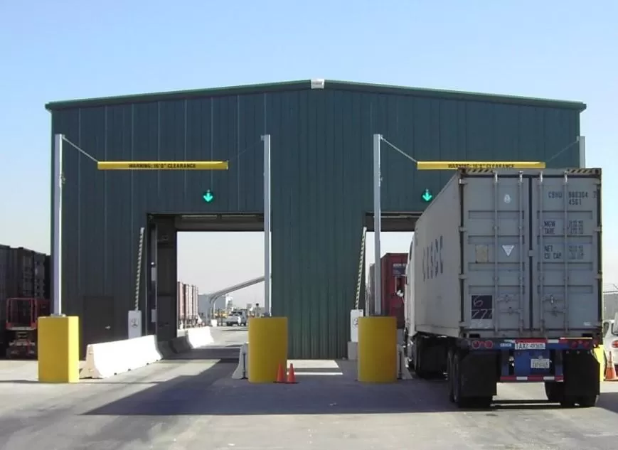 Kiểm tra khoảng th&ocirc;ng thủy cổng kho trước khi xe container đi v&agrave;o