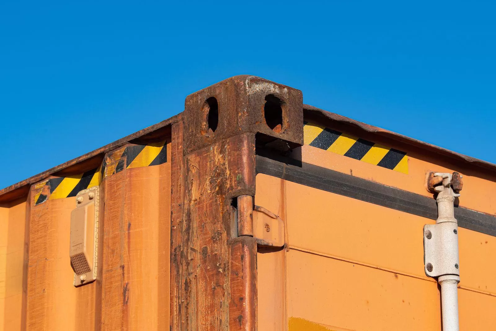 Kiểm tra t&igrave;nh trạng m&aacute;i v&agrave; khung th&eacute;p của container HC đ&atilde; qua sử dụng