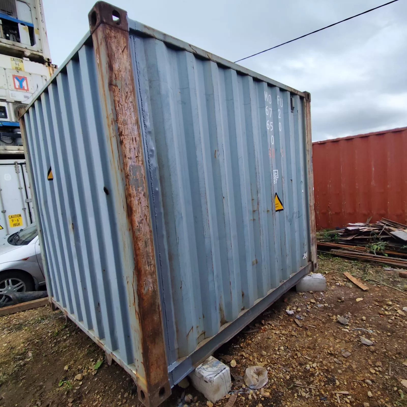 Kiểm tra t&igrave;nh trạng v&aacute;ch th&eacute;p v&agrave; dấu hiệu ăn m&ograve;n tr&ecirc;n container cũ