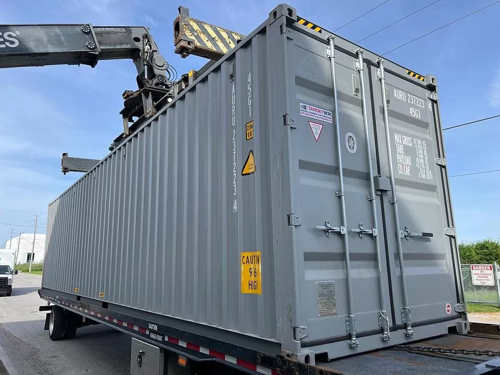 Container High Cube được vận chuyển bằng xe chuy&ecirc;n dụng