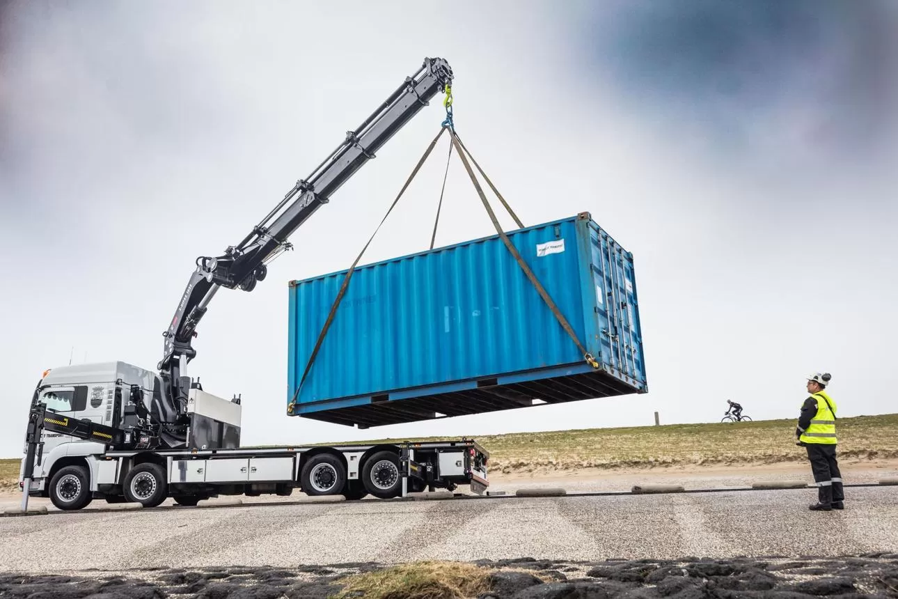Vận chuyển v&agrave; hạ container 10 feet tại vị tr&iacute; sử dụng