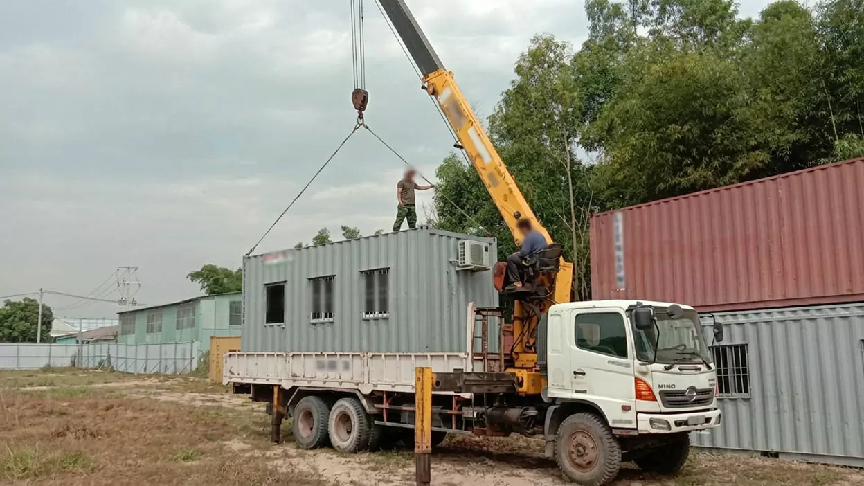 Xe cẩu hạ v&agrave; vận chuyển  container 
